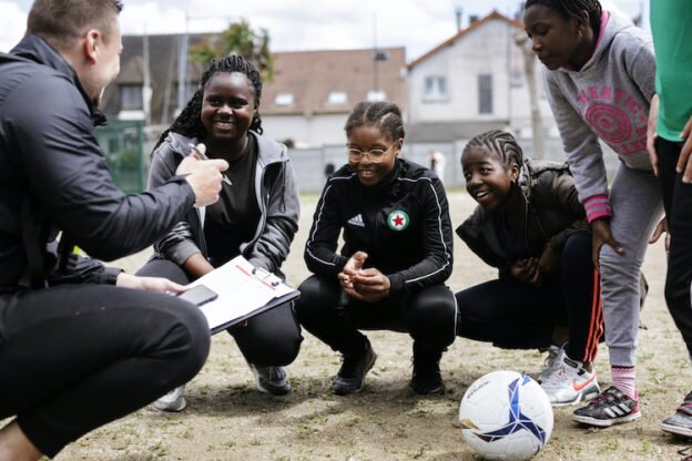 educateur-session-nike-enfants-accroupiscbenjamineagle educateur-session-nike-enfants-accroupiscbenjamineagle